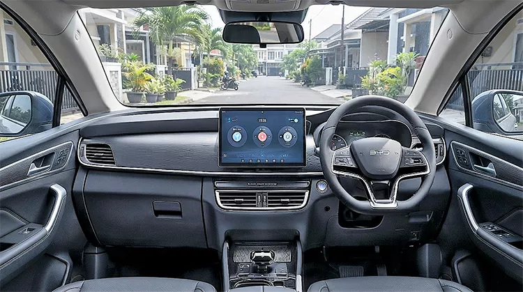 Dashboard BYD M6 EV